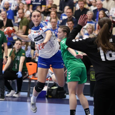 Tríggjar vikur eru til fyrsta HM-dystin, og tískil hevur tað nógv at siga, at Maria Pálsdóttir Nólsoy er komin í gongd aftur, eftir at hon fekk ein skaða við Tjarnir í oktober (Savnsmynd: Sverri Egholm)