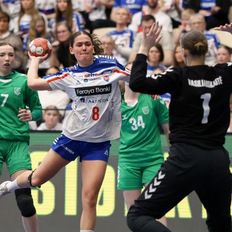 Sum tað sást móti Litava í HM-playoff dystunum í apríl, kann tað væntast, at Rannvá Olsen fær størri leiklut á landsliðnum, nú Turið Arge Samuelsen er givin. 22-ára gamla vestmannakvinnan og Føroyar spæla tveir EM-undandystir í næstu viku (Mynd: Sverri Egholm)