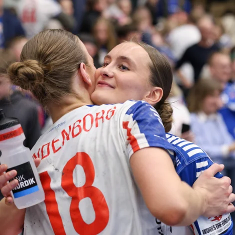 Marita Mortensen, sum her fegnast saman við Pernille Brandenborg eftir landsliðssigur, fekk í gjár eina góða uppliving í Kvindeligaen (Mynd: Sverri Egholm)