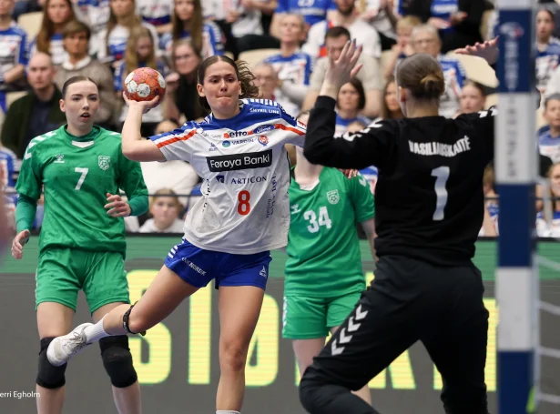 Sum tað sást móti Litava í HM-playoff dystunum í apríl, kann tað væntast, at Rannvá Olsen fær størri leiklut á landsliðnum, nú Turið Arge Samuelsen er givin. 22-ára gamla vestmannakvinnan og Føroyar spæla tveir EM-undandystir í næstu viku (Mynd: Sverri Egholm)