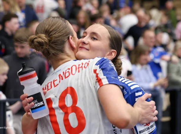 Marita Mortensen, sum her fegnast saman við Pernille Brandenborg eftir landsliðssigur, fekk í gjár eina góða uppliving í Kvindeligaen (Mynd: Sverri Egholm)