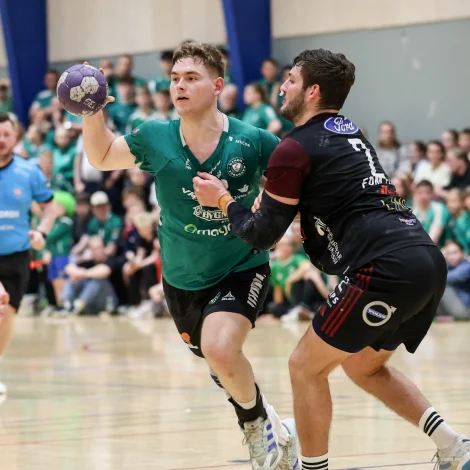 Ovi Lützen og hinir í grønum skulu aftur stríðast við Helga Hildarson Hoydal og hinar hoyvíkingar um gull. Tað var ikki við mýkindum í fjør, har talan gjørdist um fimm finalur (Mynd: Sverri Egholm)