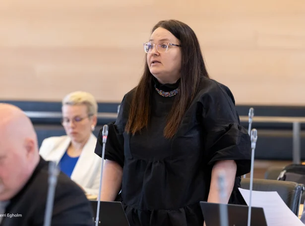 Hanna Jensen stillaði ikki uppaftur til løgtingsvalið í mars, og nú er greitt at hon byrjar aftur í starvinum sum rektari á Miðnámi á Kambsdali (Mynd: Sverri Egholm)
