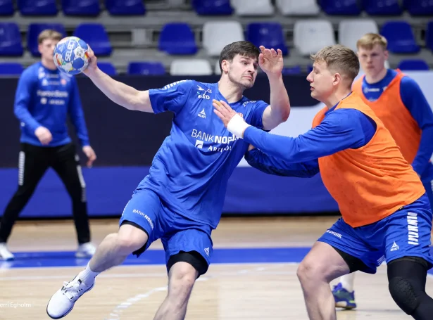 Rói Ellefsen á Skipagøtu spældi so at siga ikki í undankappingini, men spælskiparin úr bestu svensku deildini hevði serliga í 1. hálvleiki í dag nógvar góðar støður móti norðmonnum (Savnsmynd: Sverri Egholm)