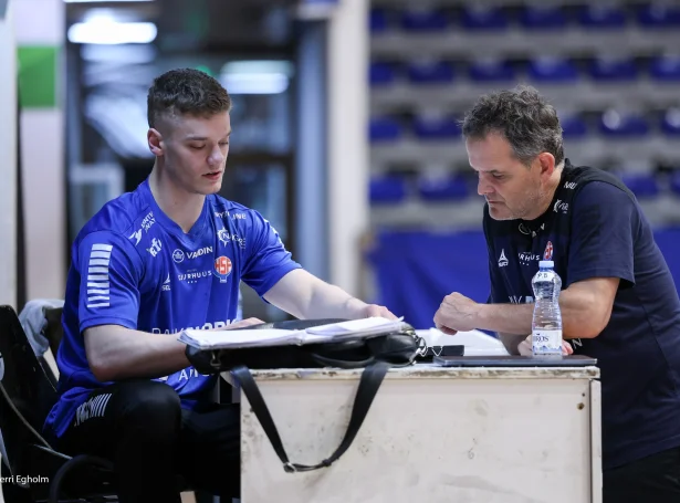 Óli Mittún fer eftir øllum at døma at í størri mun fáa taktstokkin frá Peter Bredsdorff-Larsen, nú systkinabarnið er raktur av skaða (Mynd: Sverri Egholm)