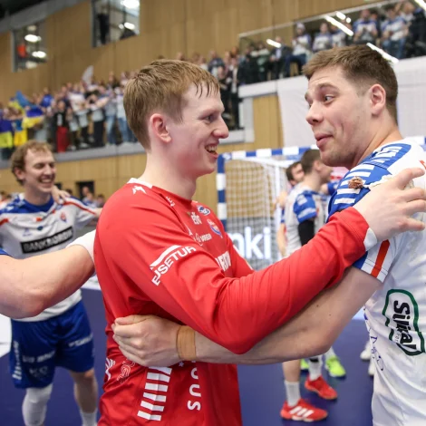 Pauli Jacobsen fegnast saman við Paula Mittún eftir sigurin á Ukraina sunnudagin. Nú kunnu 