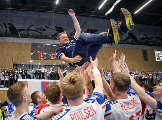 Peter Bredsdorff-Larsen fær lufttúr, eftir at 1. plássið í EM-undankappingini varð tryggjað við tryggum heimasigri á Ukraina í mai. Hann og Hjalti Mohr Jaacobsen skulu leggja føroysku EM-kabaluna (Mynd: Sverri Egholm)