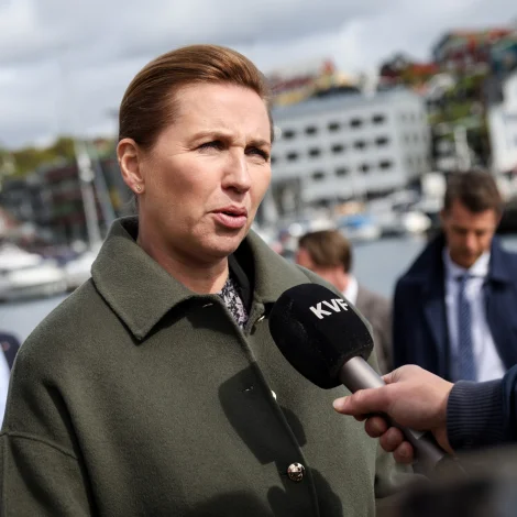 Kanning: Ein triðingur peikar á Mette Frederiksen