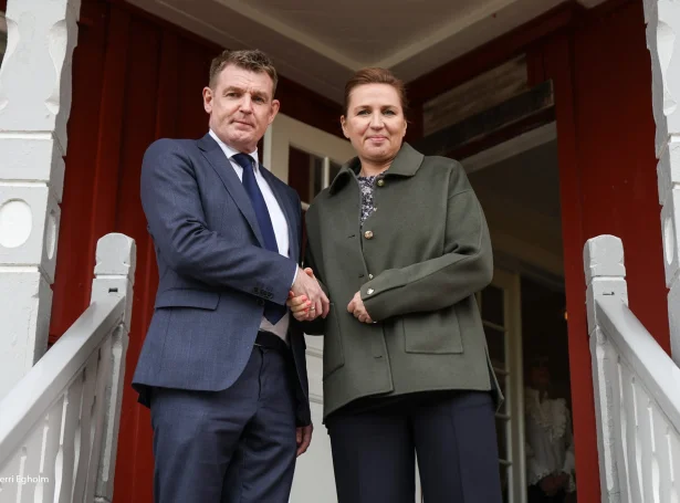 Løgmaður og statsministarin í Tinganesi. Stórur meiriluti av føroysku veljarunum ynskir at Føroyar fáa størri sjálvræði. Enn eru samráðingar ikki byrjaðar (Savnsmynd: Sverri Egholm)