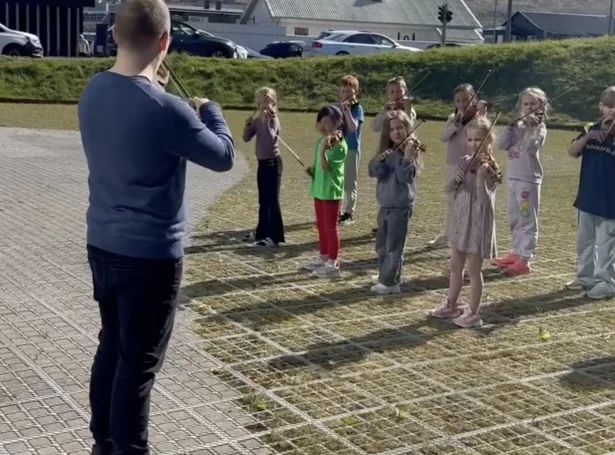 Video: Violinspæl í sólini