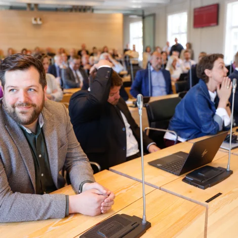 Løgmaður og landsstýrisfólk skulu standa til svars til einafeð út á seinnapartin
