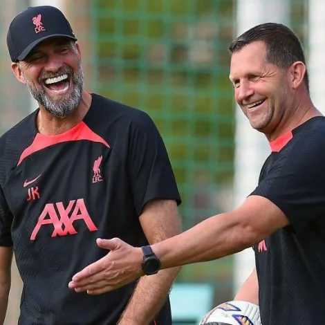 Gott lag við venjingarvøllin hjá Liverpool: Jürgen Klopp saman við John Achterberg (Mynd: FSM)