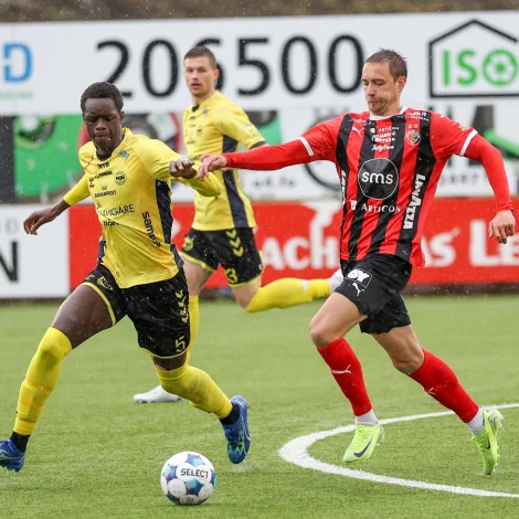 Tætta kapprenningin um 2. plássið í fremstu mansdeildini heldur fram: Emil Grønn Pedersen avgjørdi annan dystin á rað, tá HB var í trupulleikum - Hassou Diaby og hinir hjá NSÍ hildu málið reint (Savnsmynd: Sverri Egholm)