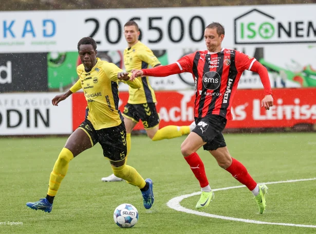 Tætta kapprenningin um 2. plássið í fremstu mansdeildini heldur fram: Emil Grønn Pedersen avgjørdi annan dystin á rað, tá HB var í trupulleikum - Hassou Diaby og hinir hjá NSÍ hildu málið reint (Savnsmynd: Sverri Egholm)