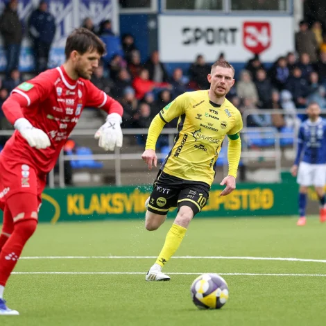 Klæmint Andrasson Olsen skoraði tvey mál í Sarpugerði, har NSÍ vendi tað við tíggju monnum - fyri síðani at missa tað aftur. Mark Jensen og KÍ hildu málið reint og vóru omaná móti B36 (Savnsmynd: Sverri Egholm)