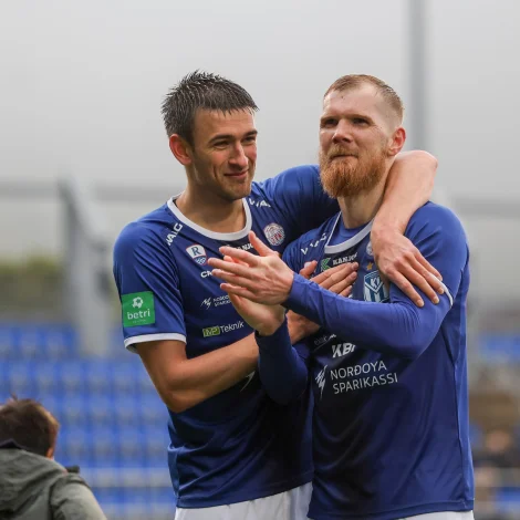 Jákup Biskopstø Andreasen og Odmar Færø hava vunnið nógv FM-heitð seinastu árini. Aftur í ár hava miðvallarin og miðverjin verið ógvuliga týðandi fyri KÍ - her fegnast teir um seinna sigurin á NSÍ í mars. Hesin gjørdist sera týðandi (Mynd: Sverri Egholm)