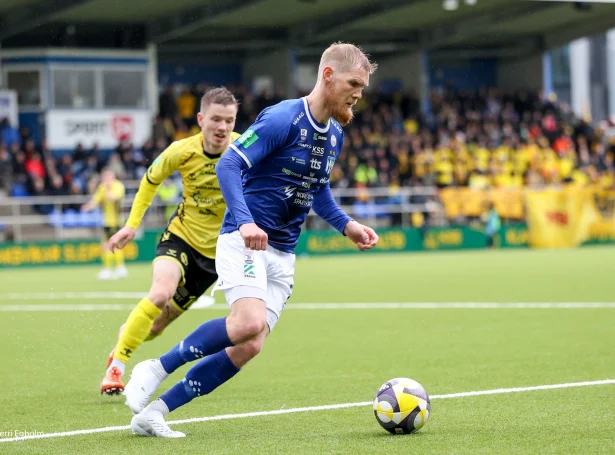 Støðufesti hjá KÍ og heimavøllurin er millum tað, sum fær Jákup Ósa at hava greupuvinnararnar sum favoritt í dag. KÍ vann allar innanhýsis dystirnar í fjør - millum annað hendan lykladystin á Norðoyastevnu í 12. umfari, 3-2 (Savnsmynd: Sverri Egholm)