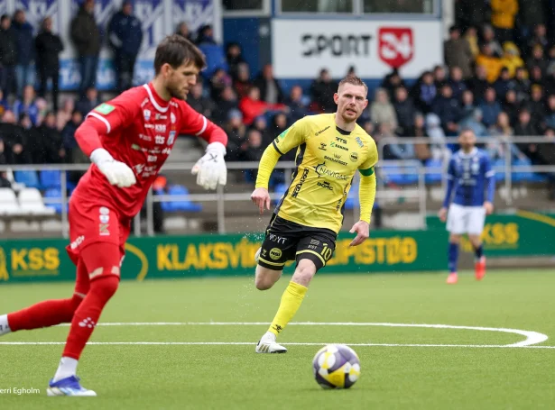 Klæmint Andrasson Olsen skoraði tvey mál í Sarpugerði, har NSÍ vendi tað við tíggju monnum - fyri síðani at missa tað aftur. Mark Jensen og KÍ hildu málið reint og vóru omaná móti B36 (Savnsmynd: Sverri Egholm)