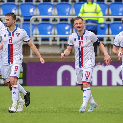 Áki Samuelsen avgjørdi alt við brotssparkið í yvirtíðini eftir flott føroyskt avrik, serliga seinasta hálva tíman, í 1. umfari (Mynd: FSF)