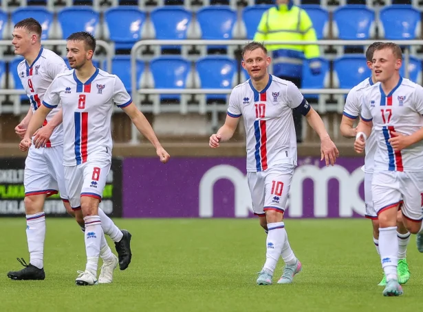 Áki Samuelsen avgjørdi alt við brotssparkið í yvirtíðini eftir flott føroyskt avrik, serliga seinasta hálva tíman, í 1. umfari (Mynd: FSF)