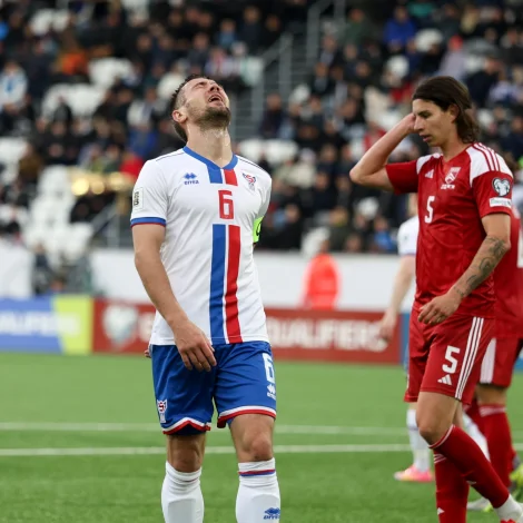 Hallur Hansson kom við aftur á landsliðið, tá Eyðun Klakstein og Atli Gregersen tóku við, men nú spøkir skaðastøðan aftur (Mynd: Sverri Egholm)