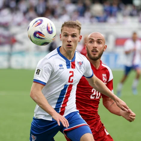 Jóannes Kalsø Danielsen í 2-1 dystinum móti Gibraltar í juni. Í mun til uppgávuna móti Kroatia fríggjakvøldið, fer høgri vongbakkurin at vera meira í álopsstøðu í morgin (Mynd: Sverri Egholm)