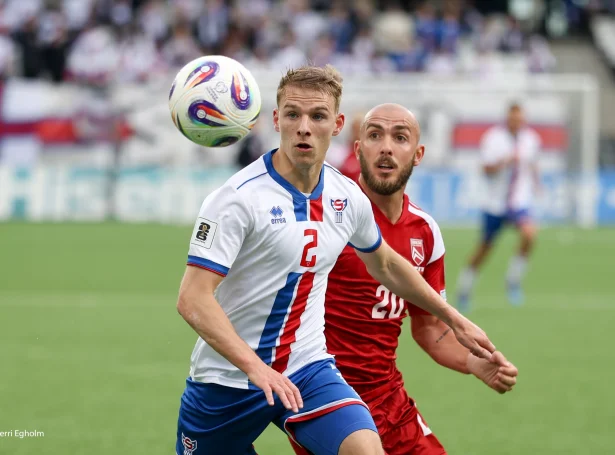 Jóannes Kalsø Danielsen í 2-1 dystinum móti Gibraltar í juni. Í mun til uppgávuna móti Kroatia fríggjakvøldið, fer høgri vongbakkurin at vera meira í álopsstøðu í morgin (Mynd: Sverri Egholm)