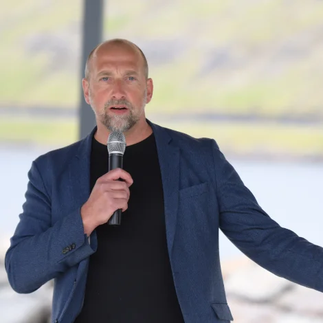 Jóhannis spyr um farleiðina frá flogvøllinum gjøgnum bygdirnar í Vága kommunu