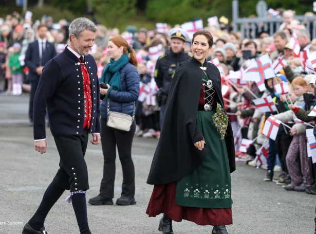 Í juni vitjaðu hátignini Fríðrikur og Mary í Føroyum - fyri fyrstu ferð sum kongur og drotning. Her verða tey fagnað og heilsa uppá fólk við atkomu í Havn (Mynd: Sverri Egholm)