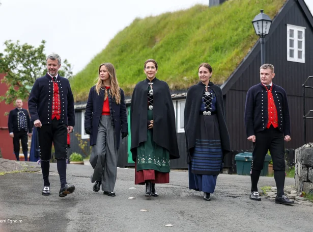 Aksel løgmaður og kongaliga fylgið á vitjanini í summar (Savnsmynd: Sverri Egholm)