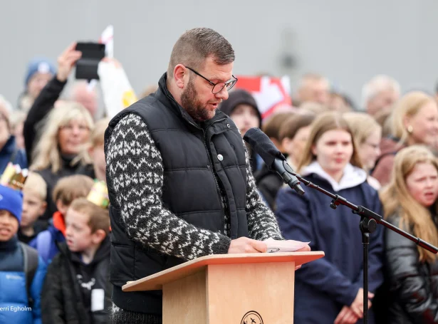 Áðrenn Ólavsøku í ár vitjaði borgarstjórin í Vágs Kommunu, Bjarni Johansen, Ísland, har hann hevði fund við býráðið í Suðurnesjabær. Nú hava íslendingar samtykt at taka vinarbýarsamstarvið upp aftur