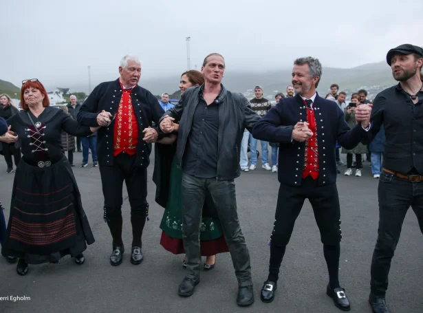 Fríðrikur kongur her í føroyskum dansi á Drelnesi í summar (Mynd: Sverri Egholm)