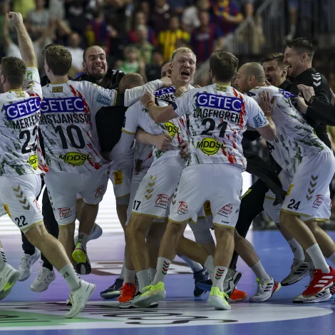 Eins og í gjár, og eins og í 2023, kundu teir hjá Magdeburg stórfegnast á hallargólvinum í Köln til Final Four. Ein snild dystarætlan og sannførandi spæl móti týsku meistarunum tryggjaðu tað (Mynd: EPA)