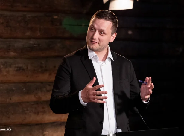 Jens-Frederik Nielsen, grønlendski landsstýrisformaðurin á tíðindafundi í Føroyum í summar (Savnsmynd: Sverri Egholm)