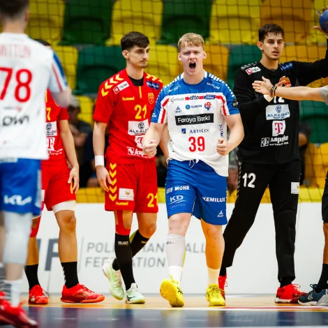 Rókur Ziskason, sum spældi ein ógvuliga góðan dyst, fegnast her um góða atgerð í 33-28 sigrinum á Norðurmakedónia í gjár. Nú snýr tað seg um eina mótstøðu, sum Rókur og hinir kenna heilt væl: Ísland (Mynd: IHF/Kolektiff)