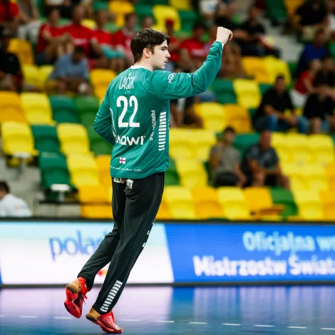 22 bjargingar hjá nummar 22 og bjargingarprosent á heili 52 prosent. Ógvuliga flott tøl hjá Sasha Laok í fremstu sveisisku deildini (Mynd: IHF/Kolektiff)