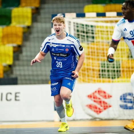 Rókur Ziskason og hinir við beinari kós móti HM-fjórðingsfinaluni. Rókur og fleiri aðrir vístu stóra styrki serliga í verjuni seinastu løtu (Mynd: Kolektiff/IHF)