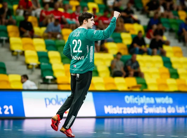 22 bjargingar hjá nummar 22 og bjargingarprosent á heili 52 prosent. Ógvuliga flott tøl hjá Sasha Laok í fremstu sveisisku deildini (Mynd: IHF/Kolektiff)