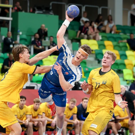 Óli Mittún hevði tað torført í 2. hálvleiki saman við restina av álopinum (Savnsmynd: Sverri Egholm)