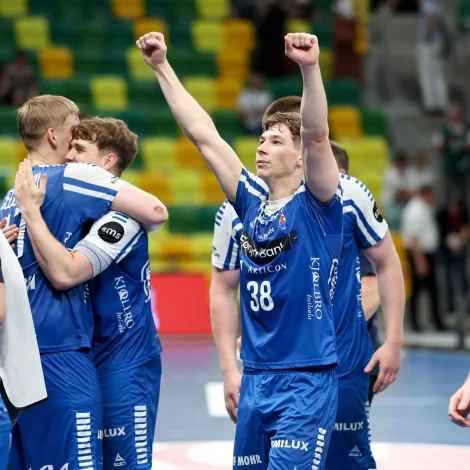 Høgni Heinason fegnast um, at HM-bronsan er komin í hús. Nú tekur ársins spælari í fremstu mansdeildini fetið upp frá U21 til A-landsliðið (Mynd: Sverri Egholm)