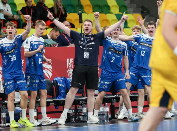 Djóni Gaard Joensen og fleiri av føroysku spælarunum fegnast í HM-bronsudystinum í fjør. Hann er nú millum annað venjari hjá U18-landsliðnum, sum skjótt skal til EM, og fer at vera viðmerkjari í dag (Mynd: Sverri Egholm)
