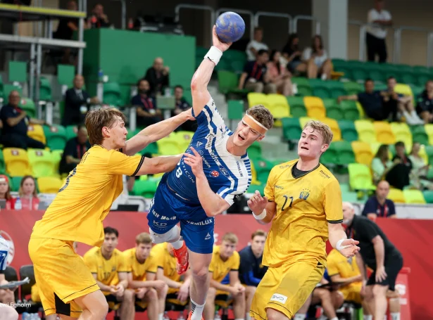 Óli Mittún hevði tað torført í 2. hálvleiki saman við restina av álopinum (Savnsmynd: Sverri Egholm)