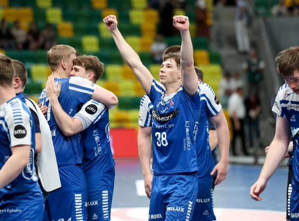Høgni Heinason fegnast um, at HM-bronsan er komin í hús. Nú tekur ársins spælari í fremstu mansdeildini fetið upp frá U21 til A-landsliðið (Mynd: Sverri Egholm)