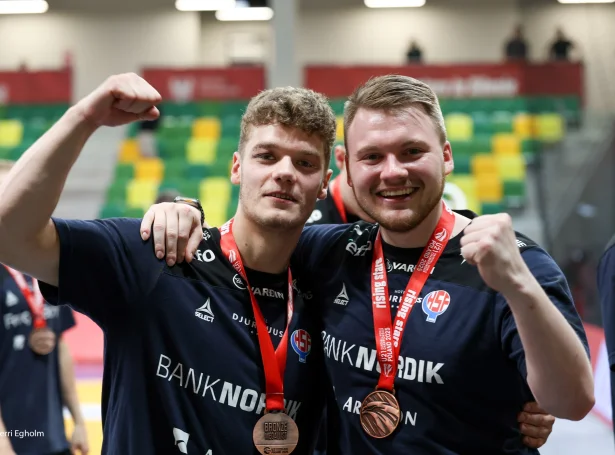 Óli Mittún saman við Djóna Gaard Joensen, sum hevur verið venjari hansaa í ungdómshondbólti - her við HM-bronsu. Í augstu skal Óli spæla móti liðnum, sum Djóni er venjari hjá (Mynd: Sverri Egholm)