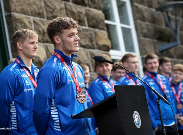 MVP (mest virðismikli spælarin) í HM-endaspælinum við HM-bronsu um hálsin á Vaglinum, tá móttøka var. Avrikini hjá Óla Mittún í Póllandi eru stórur partur av orsøkini til flottu tilnevningina (Mynd: Sverri Egholm)