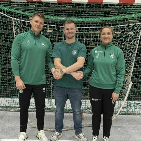 Heini Hellisdal saman við kropsliga venjaranum, Sigurð Simonsen, og høvuðsungdómsvenjaranum, Lindu av Fløtum (Mynd: Kyndil)