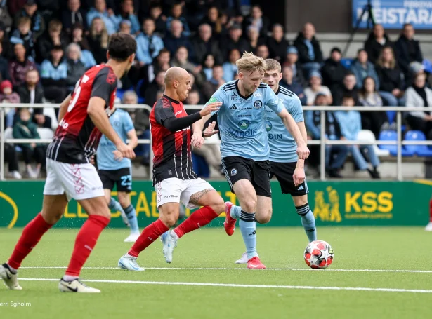 Víkingur er úti av Champions League men skal spæla Conference League í august (Mynd: Sverri Egholm)