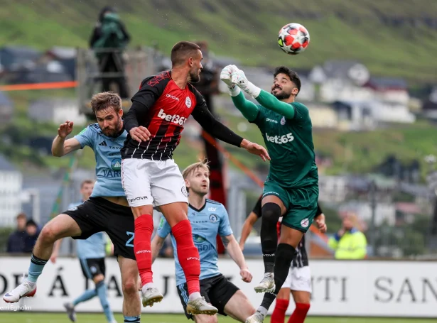Víkingur skal í morgin vera eitt sindur meira avgjørt enn í Champions League-dystunum móti Red Imps og fáa eitt gott útgangsstøði (Mynd: Sverri Egholm)