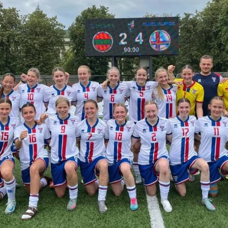 Føroyska liðið og toymið rundanum eftir sigurin á Litava (Mynd: FSF)