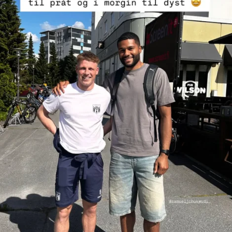 Mads Boe Mikkelsen og Samuel Johansen Chukwudi eru vinmenn og hava spælt saman í HB og á landsliðum. Í morgin spæla teir ímóti hvørjum øðrum í Conference League (Mynd: Klaksvíkar Ítróttafelag)